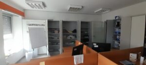 Trasloco aziendale con movimentazione di uffici e attrezzature professionali