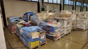 Trasloco aziendale e logistica con scatole etichettate in ufficio